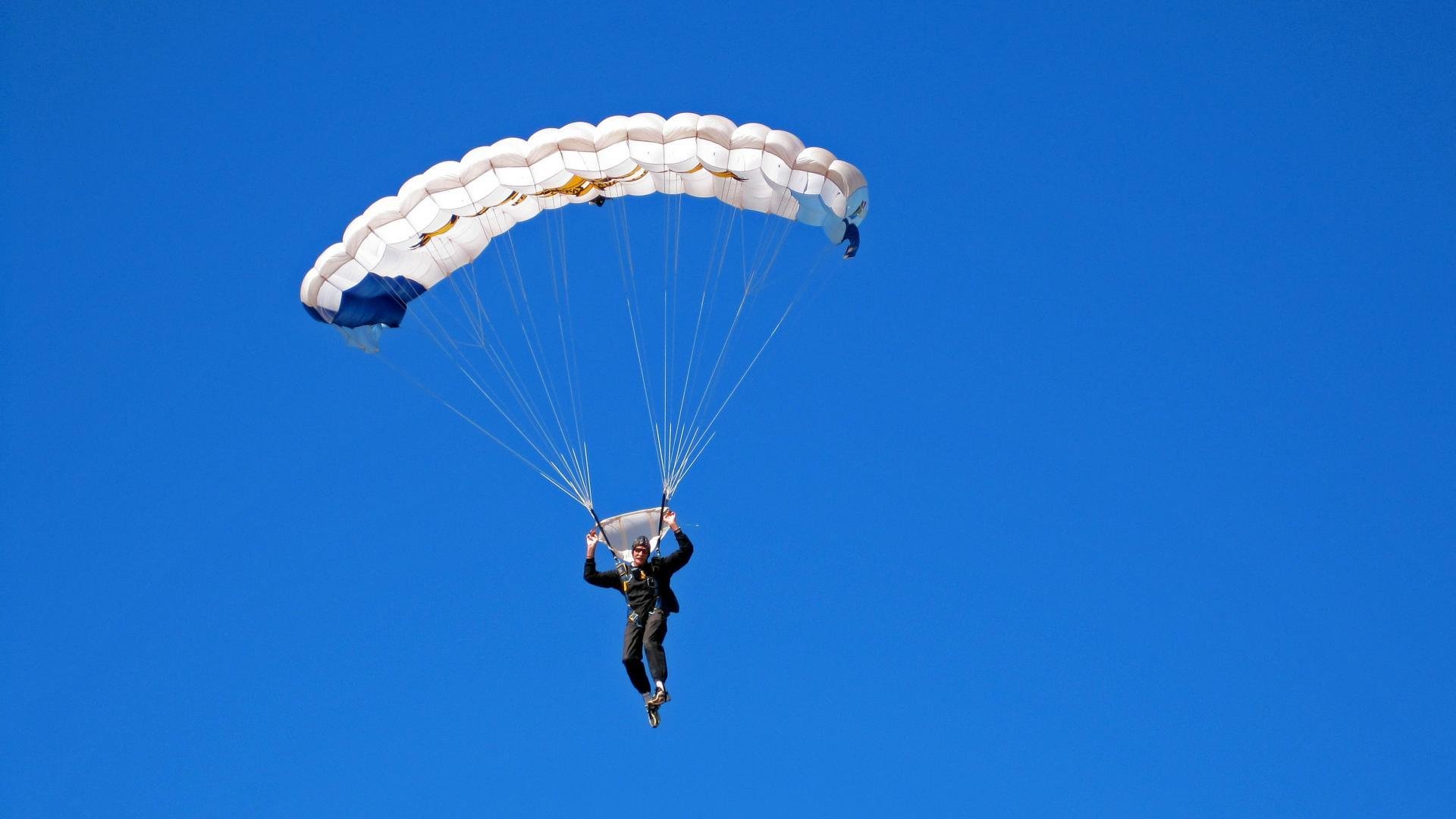 女孩去雪山双板滑雪,不料板子突然掉落,硬是用双脚滑行,滑雪双板摔倒怎么起来
