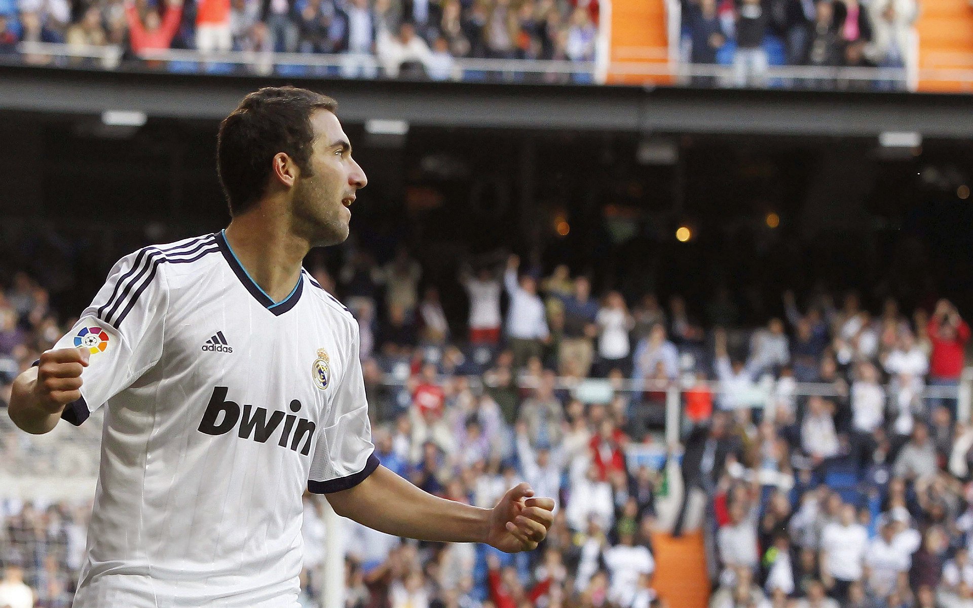 乐鱼体-欧洲冠军联赛：皇马逆袭晋级，淘汰赛精彩纷呈！，欧冠皇马比赛